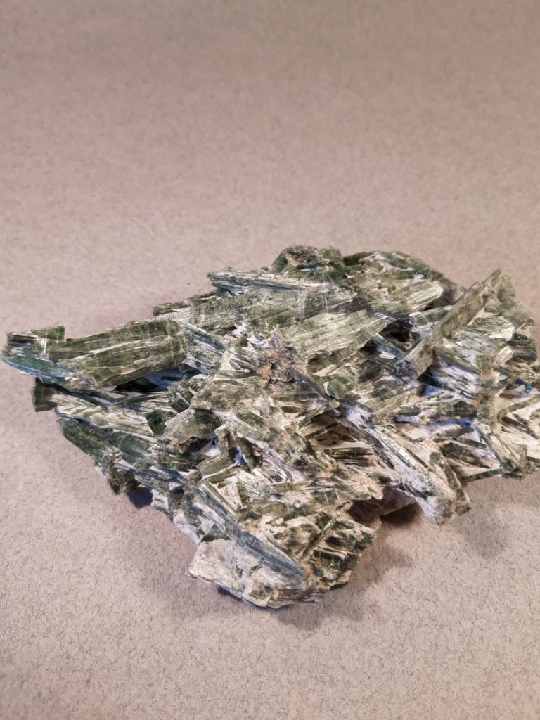 Mineraler og Ædelsten, Aktinolite (Fe-ri) Silikat, Østrig en variant af Nefrit (jade)