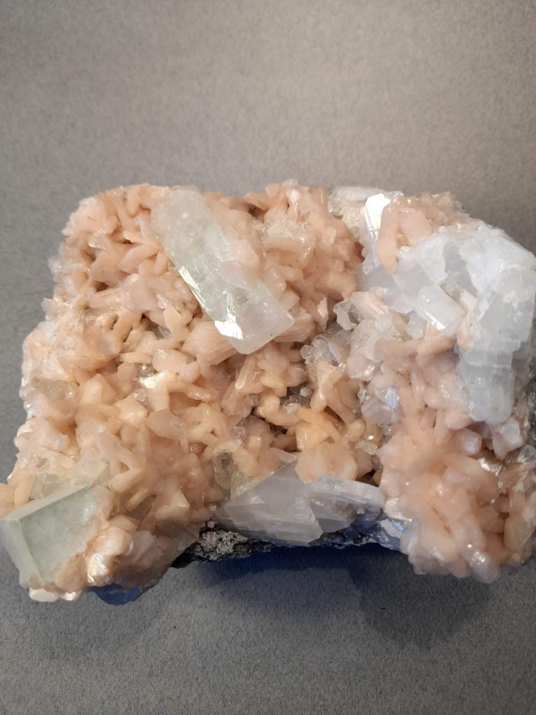 Mineraler og Ædelsten, Lysrød-Apophyllit og hvis-Stilbite